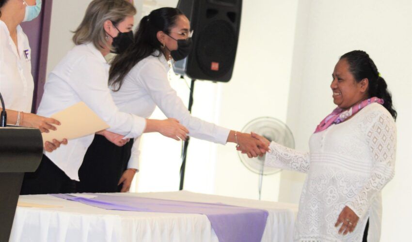 ITEA entrega certificados de primaria y secundaria a personas adultas mayores residentes de la CHAM