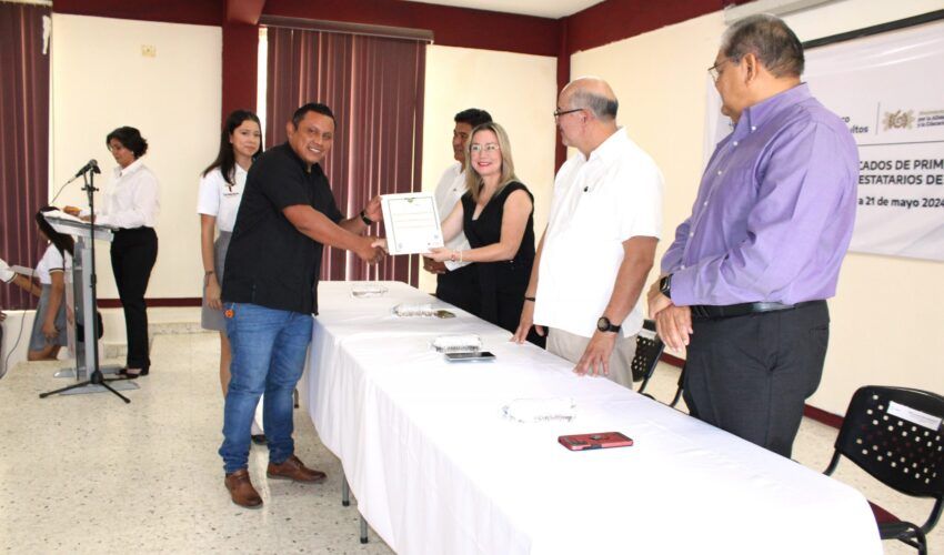 Entrega ITEA certificados de primaria y secundaria y constancias a prestatarios de servicio social en el marco del (MONAE)