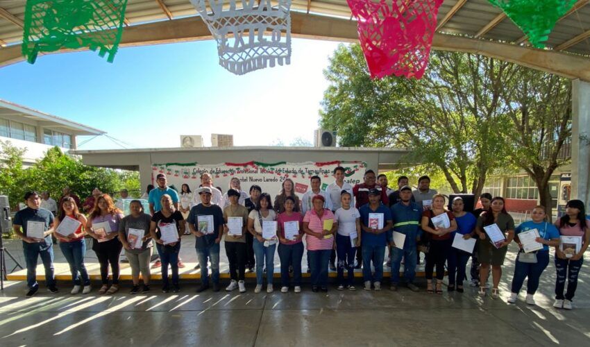 ITEA ENTREGA CERTIFICADOS DE EDUCACIÓN BÁSICA EN EL COBAT NÚM. 246